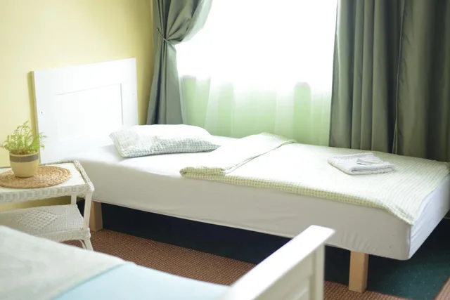 غرفة ثلاثية، Hotel Clochard 5/10