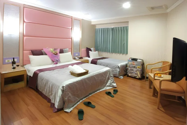 غرفة ثلاثية، Left Bank Hotel 1/2