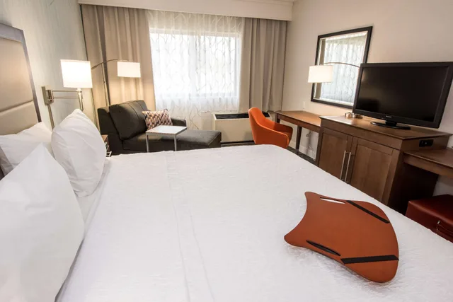 غرفة بسرير كينج بمطبخ صغير، Hampton Inn Albany-Western Ave/University Area 2/4
