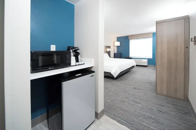 غرفة بسرير كينج مع أريكة لذوي الإعاقة، Holiday Inn Express Hotel Suites Atlanta Johns Creek 1/8