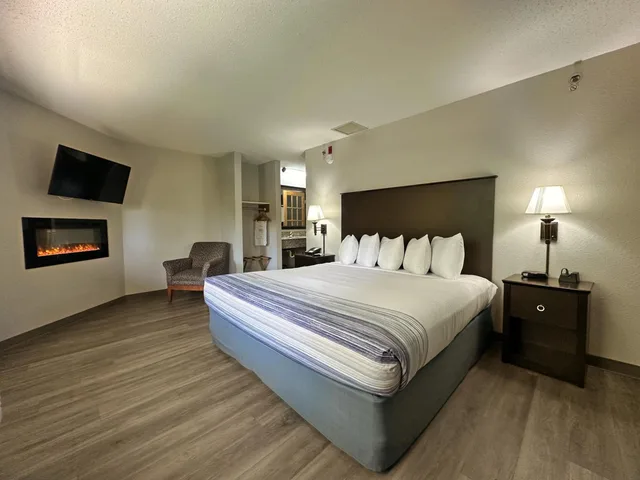 جناح ديلوكس بسرير كينج، Americinn By Wyndham Menominee 3/8