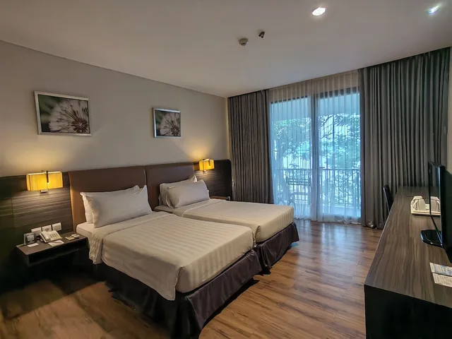 غرفة غراند ديلوكس بسرير كوين بشرفة، Estrella Hotel & Conference (ex Aston Luwuk) 2/4