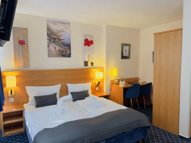غرفة قياسية رباعية بسرير مزدوج وسريرين منفصلين، Elbbrucken Hotel 4/9