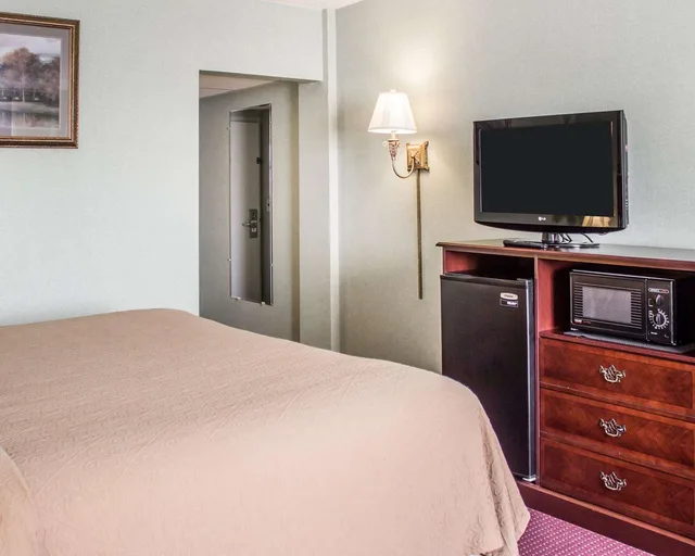 غرفة بسرير كينج، Quality Inn & Conference Center Franklin Downtown PA 1/1