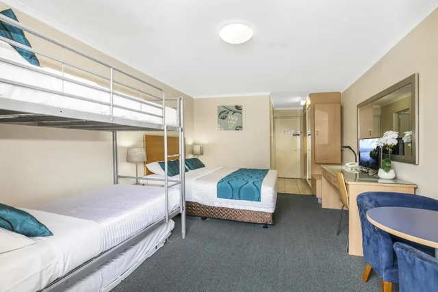 غرفة قياسية بسرير كينج وثلاثة أسرّة، Best Western Airport 85 Motel 1/5