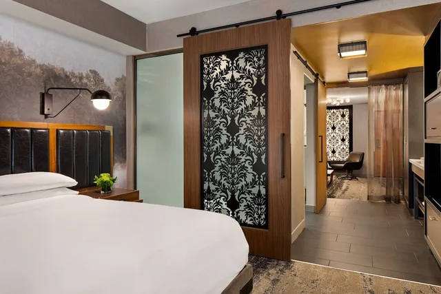 جناح بسرير كينج مع أريكة، The Depot Renaissance Minneapolis Hotel 1/8