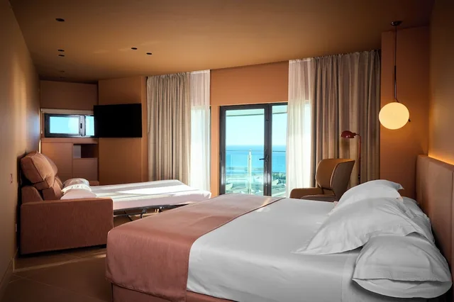 غرفة تنفيذية بسرير كينج بإطلالة على البحر بشرفة مع أريكة، Barcelona Princess 4/5