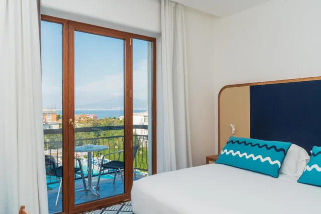 غرفة سوبيريور بسرير مزدوج أو سريرين منفصلين بشرفة، Grand Hotel Flora Sorrento 1/10
