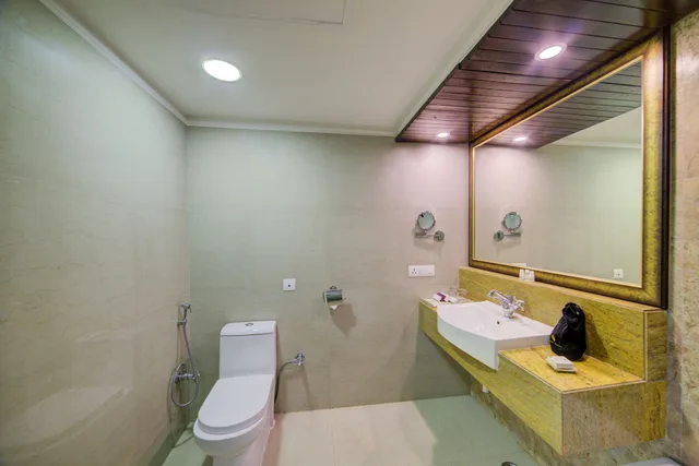 Presidential, Suite, 1 Single and 2 Double Beds، Rock Manali 4/4