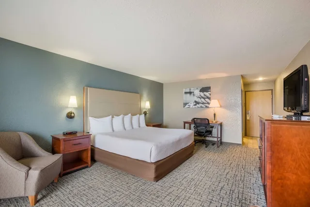 Room, King Bed, Lake Side, Balcony، Best Western Harbour Pointe Lakefront 1/5