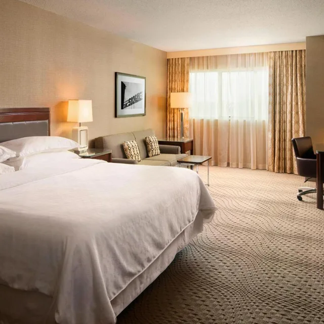 Suite, King Bed, Club Floor, Corner، Sheraton Sioux Falls Convention Center 2/6