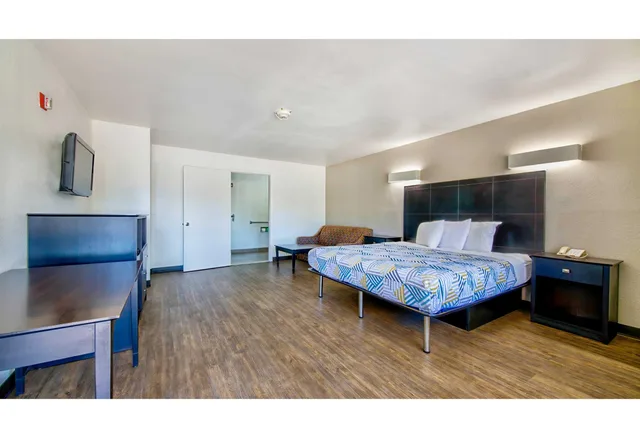غرفة بسرير كينج، Motel6 Arlington, TX 1/4