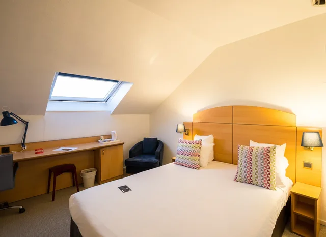 غرفة قياسية بسرير مزدوج في الطابق العلوي، Hotel Campanile Montesson Le Vesinet 3/10