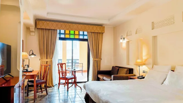 غرفة سوبيريور بسرير كينج بإطلالة على الشاطئ بشرفة، Novotel Al Dana Resort 1/10