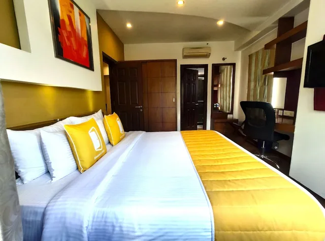 Club, King Bed, BloomSuites Electronics City (ex. Golden Tulip Hotel Bangalore Electronic City) 2/5