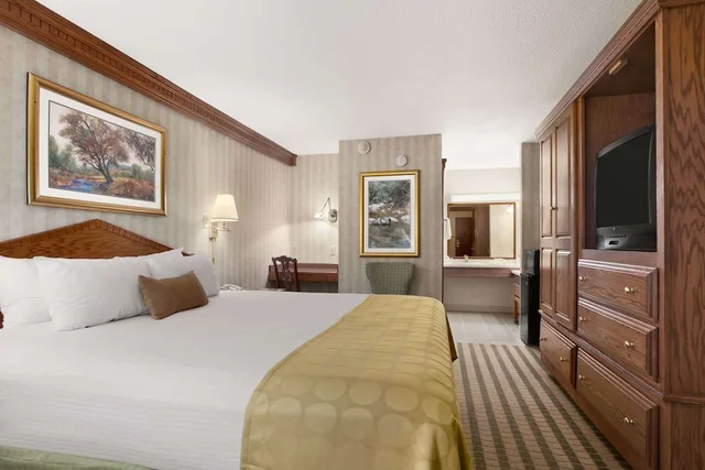 غرفة قياسية بسرير كوين لذوي الإعاقة، Ramada by Wyndham Saginaw Hotel and Suites 1/4