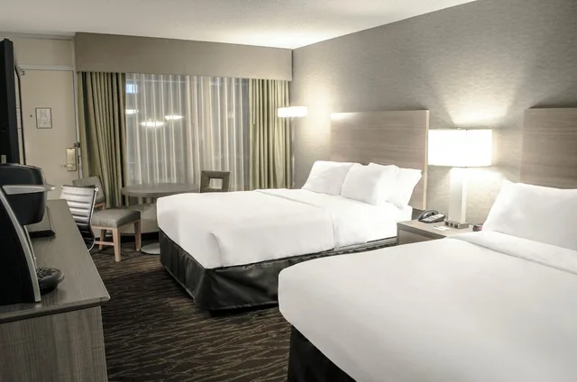 غرفة قياسية بسريرين كوين بإطلالة على المسبح، Holiday Inn Fargo 9/10