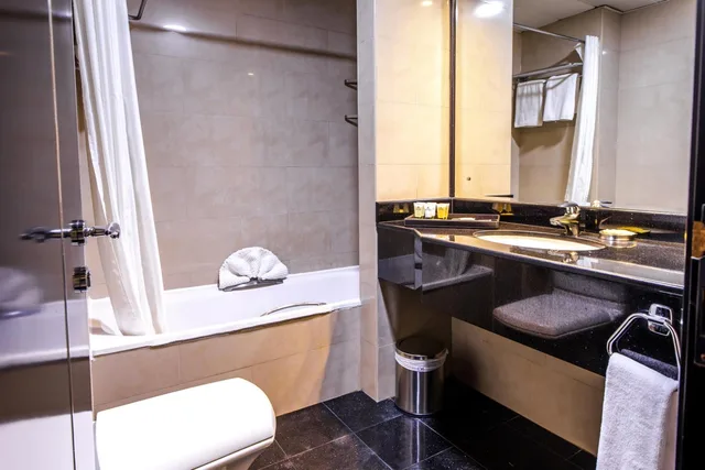 جناح تنفيذي بسرير كينج، Royal Beach Hotel & Resort 2/2