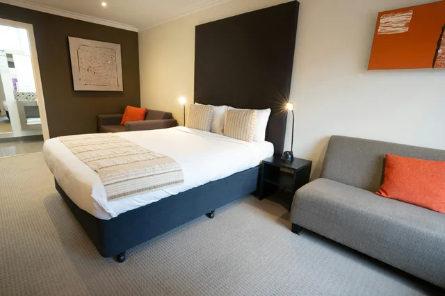 Deluxe, Sovereign Park Motor Inn 1/3