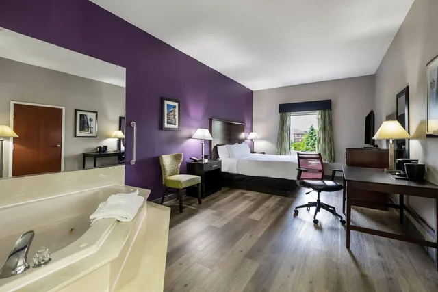 استوديو بسرير كينج، La Quinta Inn & Suites by Wyndham Louisville East 3/6