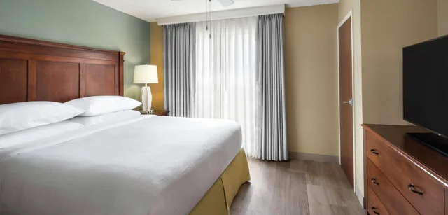 2 Rooms, Suite, King Bed, Water View، Embassy Suites by Hilton Destin Miramar Beach 1/2