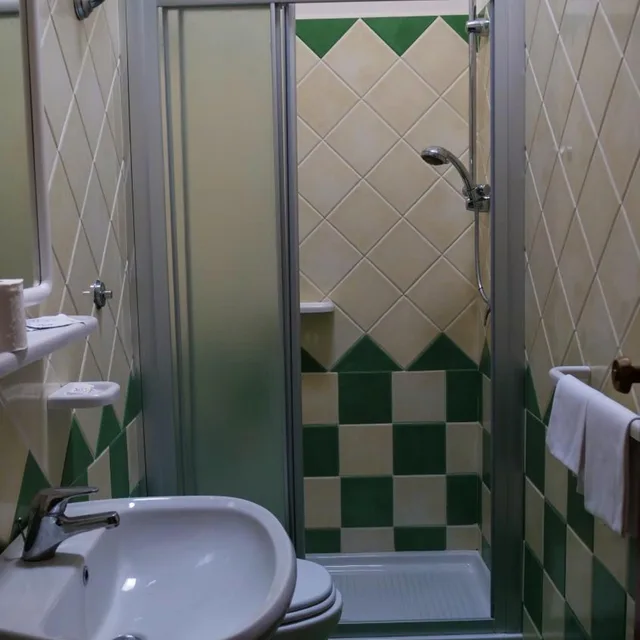 غرفة ثلاثية، Hotel La Ginestra 8/9