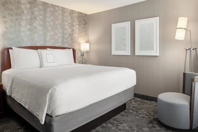 غرفة بسرير كينج بشرفة، Courtyard Chicago Bloomingdale 2/4