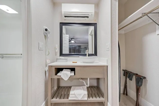 Upgrade, 2 Queen Beds، Quality Inn and Suites Airport Cruise Port Hollywood 3/4