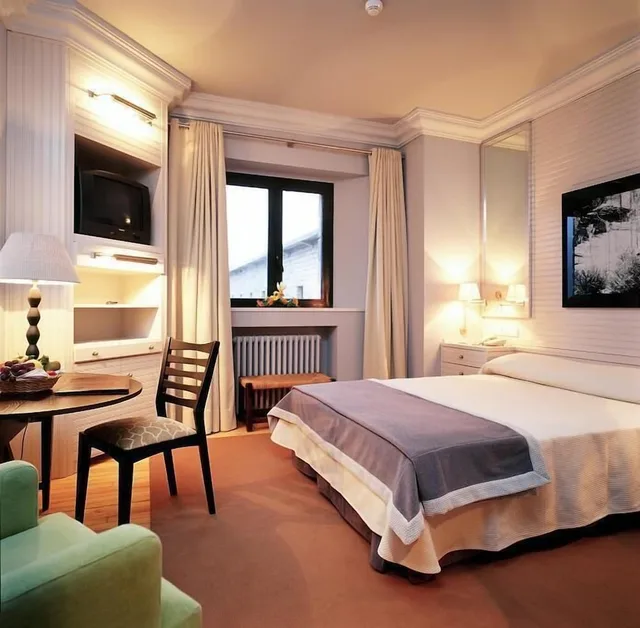غرفة قياسية بسريرين منفصلين، Parador De Vielha 4/10