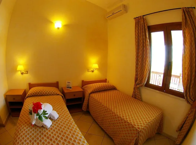 غرفة عائلية بسرير مزدوج وسريرين منفصلين بإطلالة على المسبح، Tonicello Resort Spa 2/3