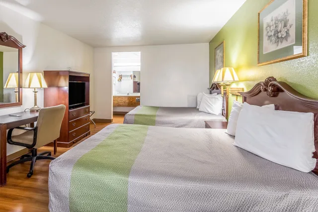 غرفة قياسية بسريرين كوين للمدخنين، Rodeway Inn Santa Rosa, NM 2/3