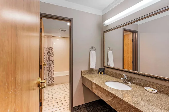 غرفة قياسية بسرير كينج مع أريكة بحوض جاكوزي، Best Western Plus Landmark Inn 8/10