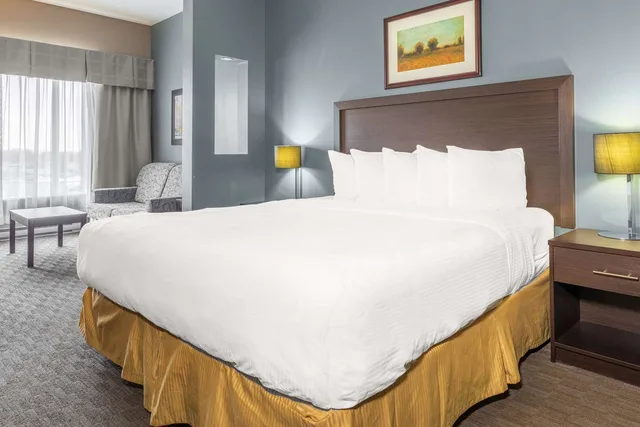 غرفة بسرير كينج، Quality Inn & Suites Victoriaville 1/7