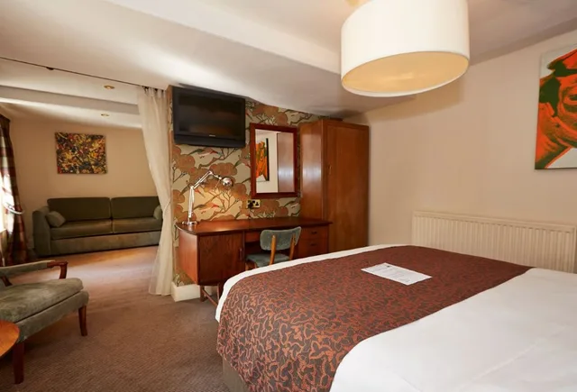 غرفة عائلية، The Cross Hands Hotel 1/2