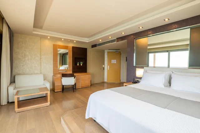 جناح جونيور بسرير مزدوج بإطلالة على البحر مع أريكة، Konstantinos Palace 2/5