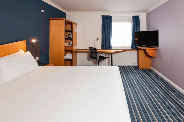 Standard, Holiday Inn Express Birmingham - Snow Hill 3/3