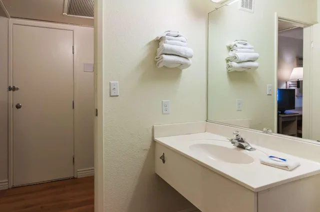 Deluxe, Quadruple, Motel6 Green River, UT 8/10