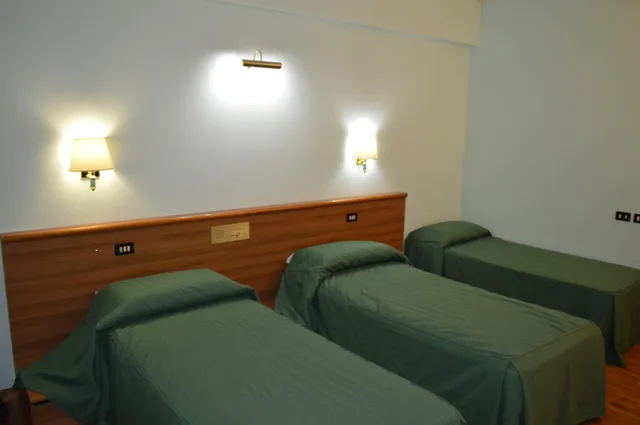 Room, Triple, Canadian Hotel 5/7