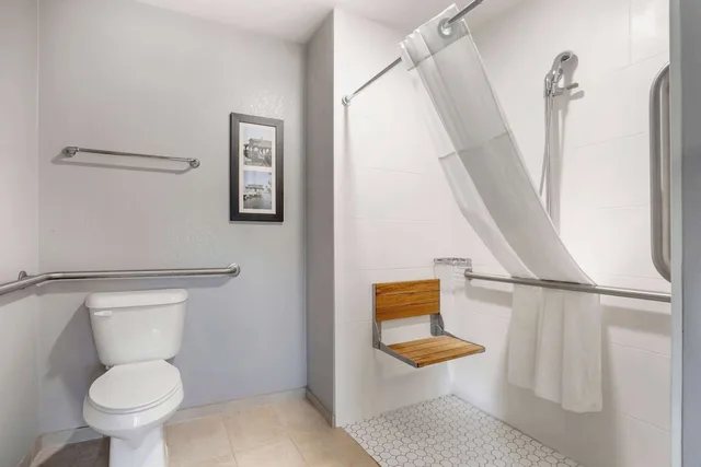 جناح بسرير كينج لذوي الإعاقة، Comfort Suites near Birkdale Village Huntersville 7/8