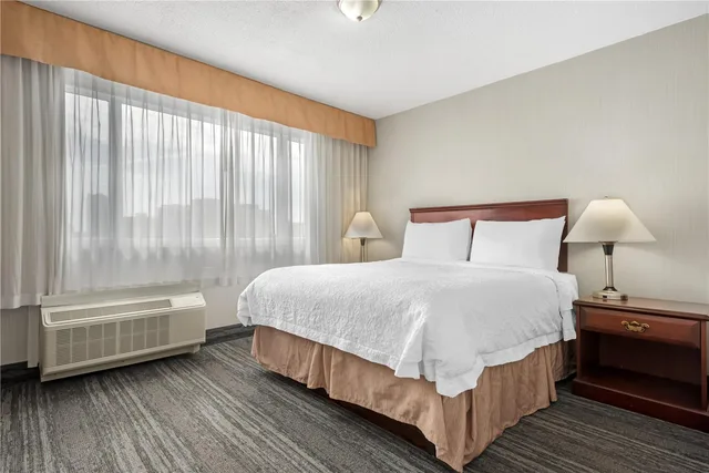 شقة بسرير كوين بغرفة نوم واحدة مع أريكة بمطبخ صغير، Best Western Plus Suites Downtown 1/4