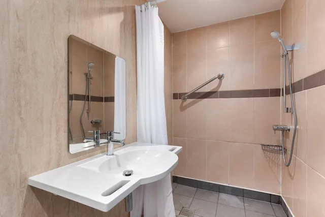 غرفة سوبيريور بسرير مزدوج في الملحق لذوي الإعاقة، Windermere Manor 8/9