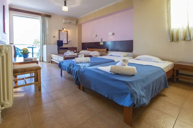 Room, Quadruple, Queen and Twin Beds, Beach View, Sun Hotel Kineta 1/6