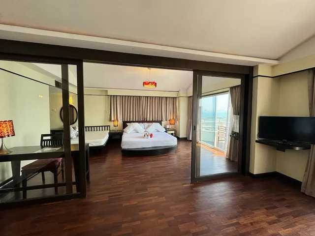 1 Bedroom, Tower, Junior Suite, 1 King and 1 Single Beds, Sea View، Grand Jomtien Palace Hotel 3/5