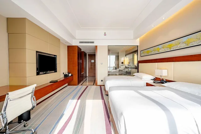 غرفة قياسية بسريرين منفصلين بإطلالة على البحيرة، CROWNE PLAZA WUXI TAIHU 3/6