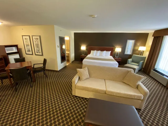 غرفة قياسية كبيرة بسرير كينج مع أريكة بحوض جاكوزي، Best Western Strathmore Inn 4/10