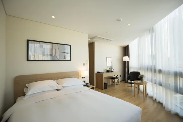 غرفة قياسية بسرير مزدوج وسرير فردي بإطلالة جزئية على البحر، Best Western Haeundae Hotel 2/5
