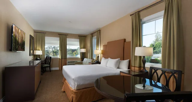 غرفة بسرير كينج مع أريكة بمطبخ، Prestige Oceanfront Resort, WorldHotels Luxury 1/1