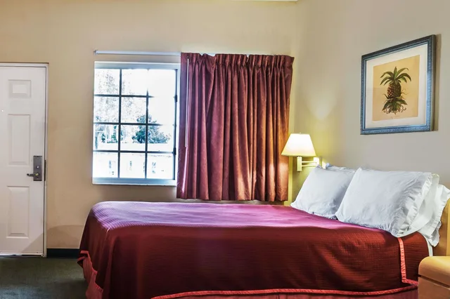Efficiency, Queen Bed, Smoking، Travelodge Suites By Wyndham Lake Okeechobee 2/4