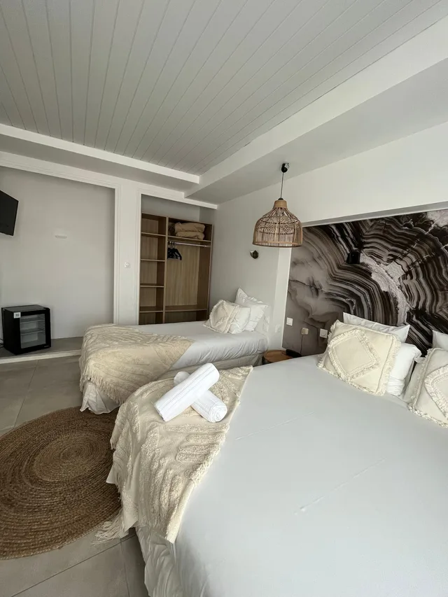 غرفة ثلاثية بسرير مزدوج وسرير فردي، Hôtel Les Sables 2/6