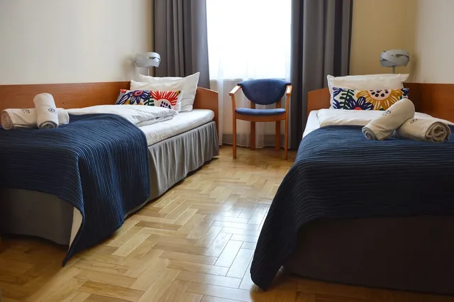 غرفة بسريرين منفصلين بحمام خاص، Kosmopolita Rooms Apartments Krakow 3/10